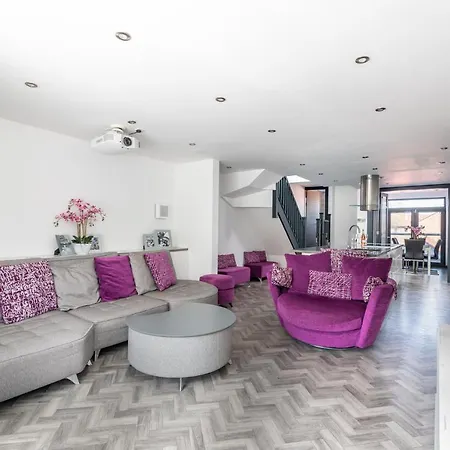 아파트 73 East Parade Cherry Tree - Modern 3-bed Duplex In With 75 Inch Tv - Pass The Keys