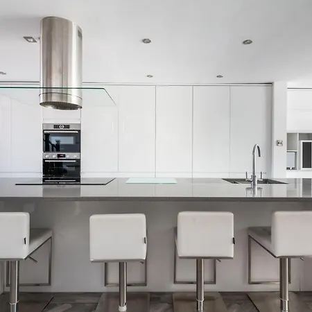 Apartamento Modern Duplex With 75 Inch Tv I Pass The Keys