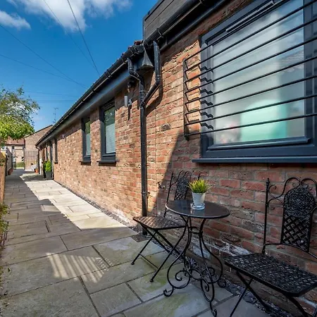 73 East Parade, Cherry Tree Modern 3-bed Duplex In With 75 Inch Tv - Pass The Keys York