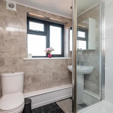 73 East Parade, Cherry Tree Modern 3-bed Duplex In With 75 Inch Tv - Pass The Keys Apartament *