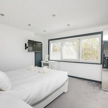 Modern Duplex With 75 Inch Tv I Pass The Keys York