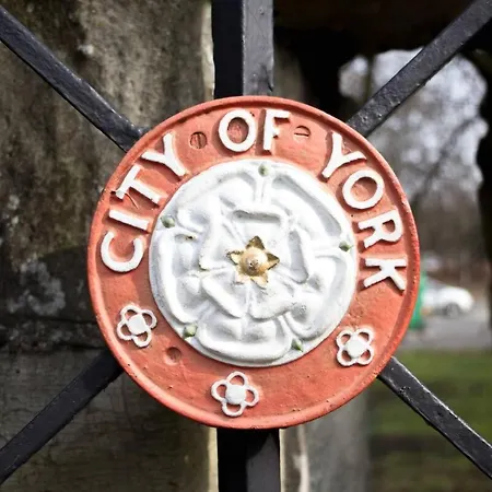 73 East Parade, Cherry Tree Modern 3-bed Duplex In With 75 Inch Tv - Pass The Keys * York