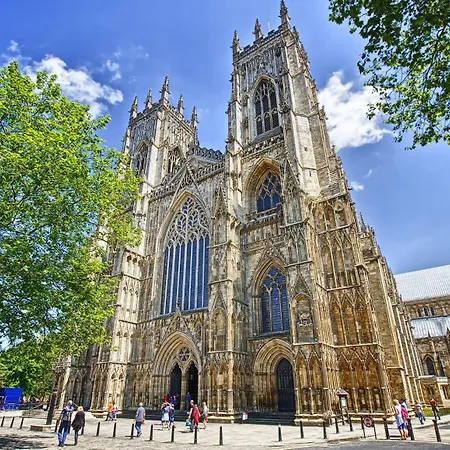 73 East Parade, Cherry Tree Modern 3-bed Duplex In With 75 Inch Tv - Pass The Keys York