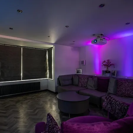 73 East Parade Cherry Tree - Modern 3-bed Duplex In With 75 Inch Tv - Pass The Keys