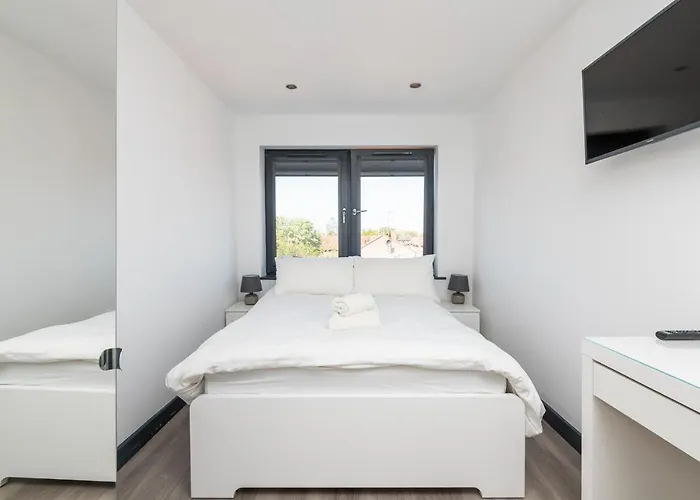 73 East Parade, Cherry Tree Modern 3-bed Duplex In With 75 Inch Tv - Pass The Keys