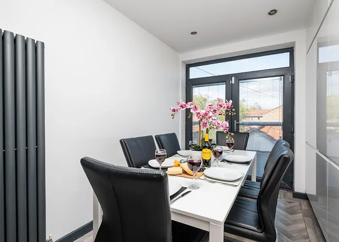 73 East Parade, Cherry Tree Modern 3-bed Duplex In With 75 Inch Tv - Pass The Keys Apartman *