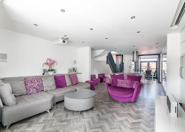 Apartman 73 East Parade, Cherry Tree Modern 3-bed Duplex In With 75 Inch Tv - Pass The Keys