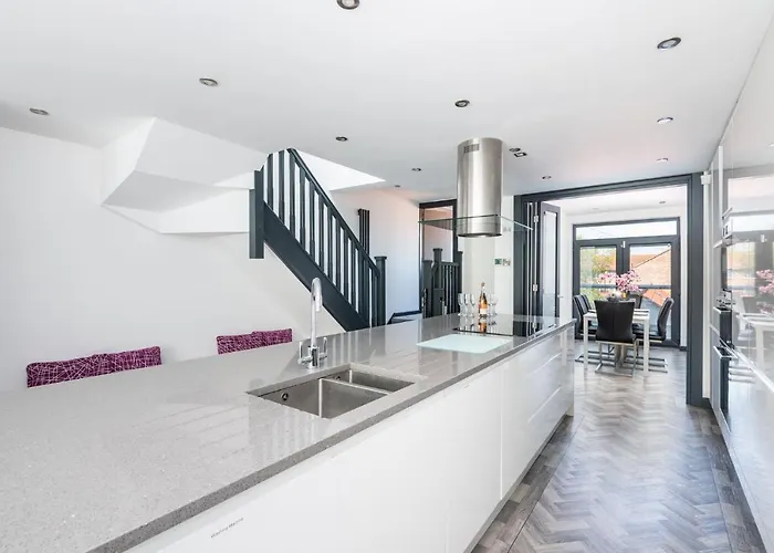 73 East Parade, Cherry Tree Modern 3-bed Duplex In With 75 Inch Tv - Pass The Keys *