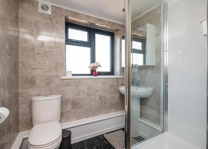 73 East Parade, Cherry Tree Modern 3-bed Duplex In With 75 Inch Tv - Pass The Keys Apartman *