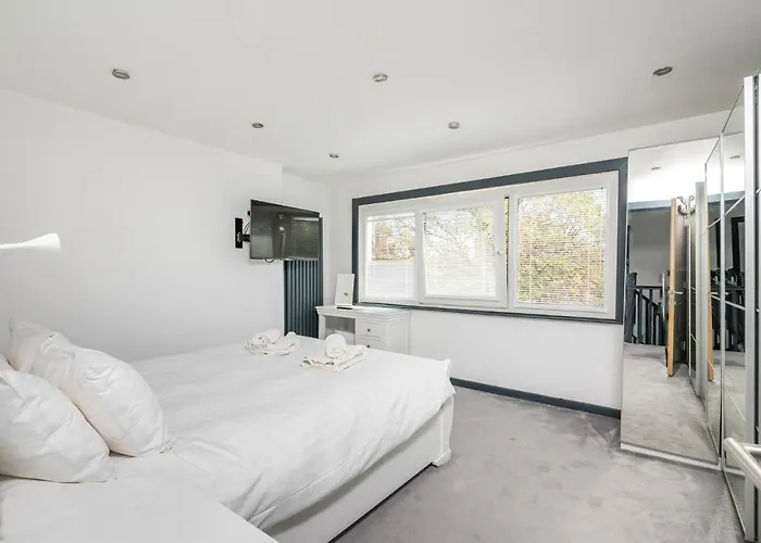 73 East Parade, Cherry Tree Modern 3-bed Duplex In With 75 Inch Tv - Pass The Keys York