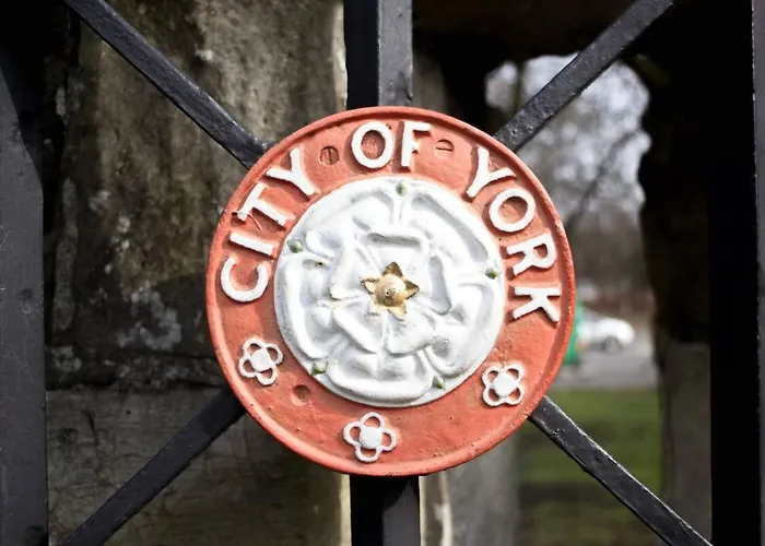 73 East Parade, Cherry Tree Modern 3-bed Duplex In With 75 Inch Tv - Pass The Keys * York