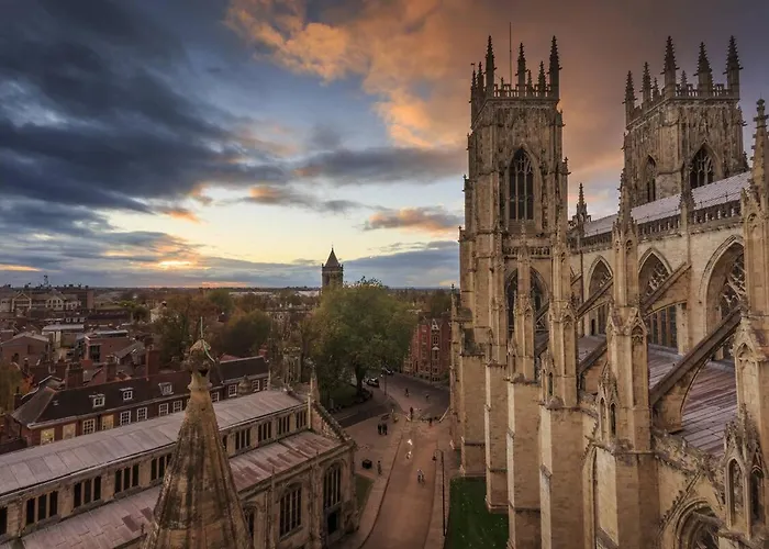 73 East Parade, Cherry Tree Modern 3-bed Duplex In With 75 Inch Tv - Pass The Keys *