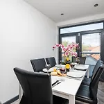 73 East Parade, Cherry Tree Modern 3-bed Duplex In With 75 Inch Tv - Pass The Keys Daire *