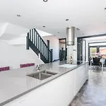 73 East Parade, Cherry Tree Modern 3-bed Duplex In With 75 Inch Tv - Pass The Keys *