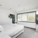 73 East Parade, Cherry Tree Modern 3-bed Duplex In With 75 Inch Tv - Pass The Keys York