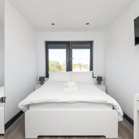 73 East Parade, Cherry Tree Modern 3-bed Duplex In With 75 Inch Tv - Pass The Keys