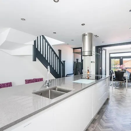 73 East Parade, Cherry Tree Modern 3-bed Duplex In With 75 Inch Tv - Pass The Keys *