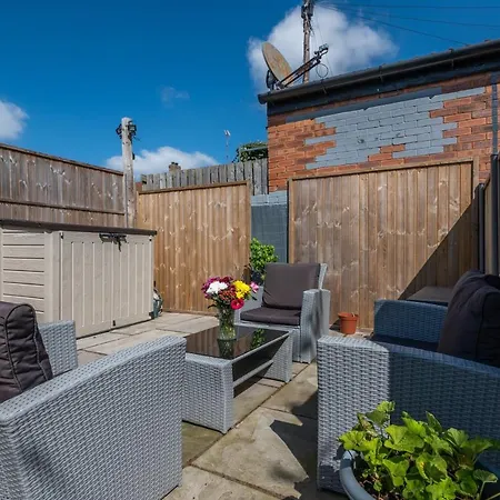 73 East Parade, Cherry Tree Modern 3-bed Duplex In With 75 Inch Tv - Pass The Keys