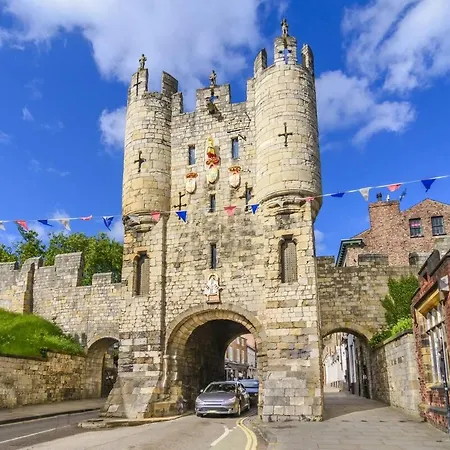 73 East Parade, Cherry Tree Modern 3-bed Duplex In With 75 Inch Tv - Pass The Keys * Γιορκ